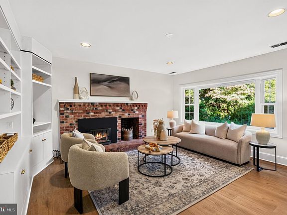 5th image of 2827 Maple Ln