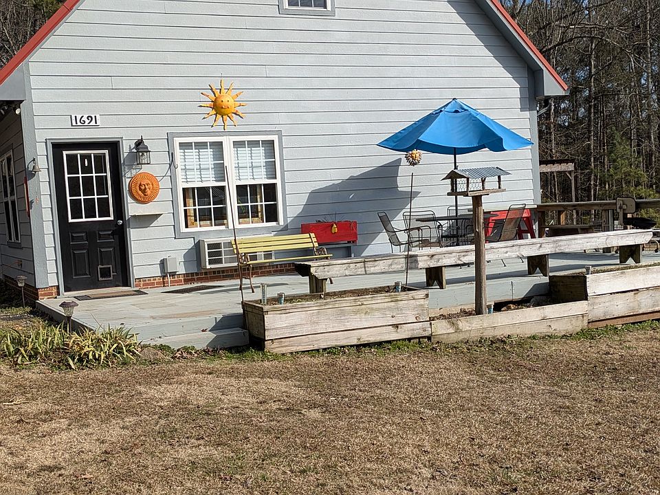 Front view of property