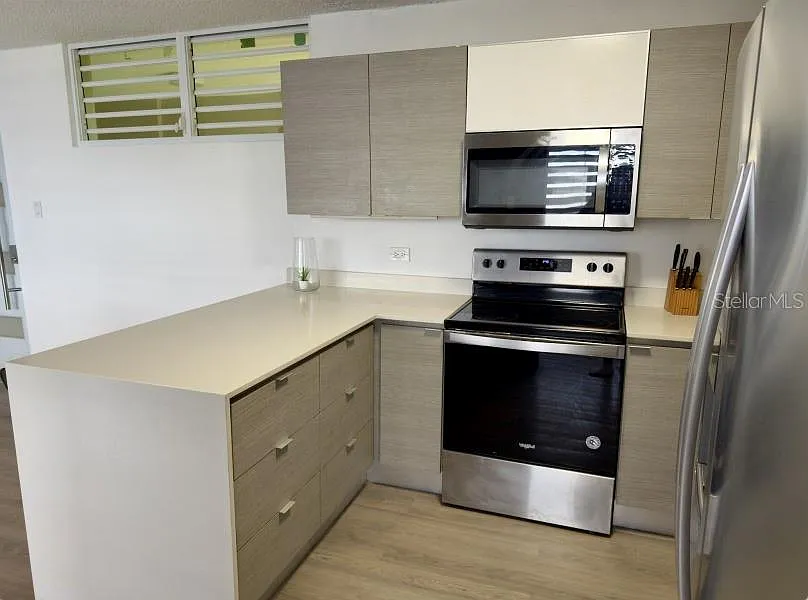 3 bed, 2.0 bath, 1042 sqft, $2,200 — Photo 2
