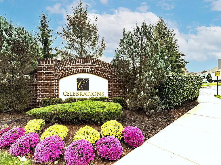 541 E Celebration Way — Photo 27