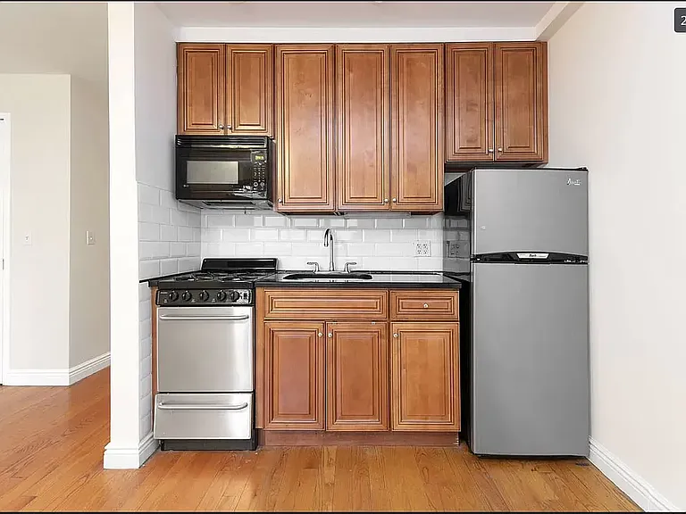 420 E 11th St #1A — Photo 2