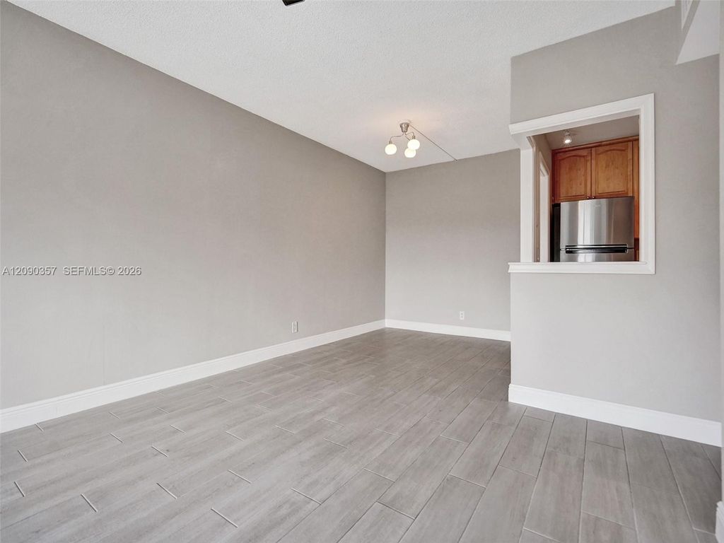 400 N Riverside Dr, photo 7