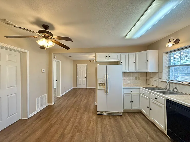 1016 S Bennett Ave — Photo 6
