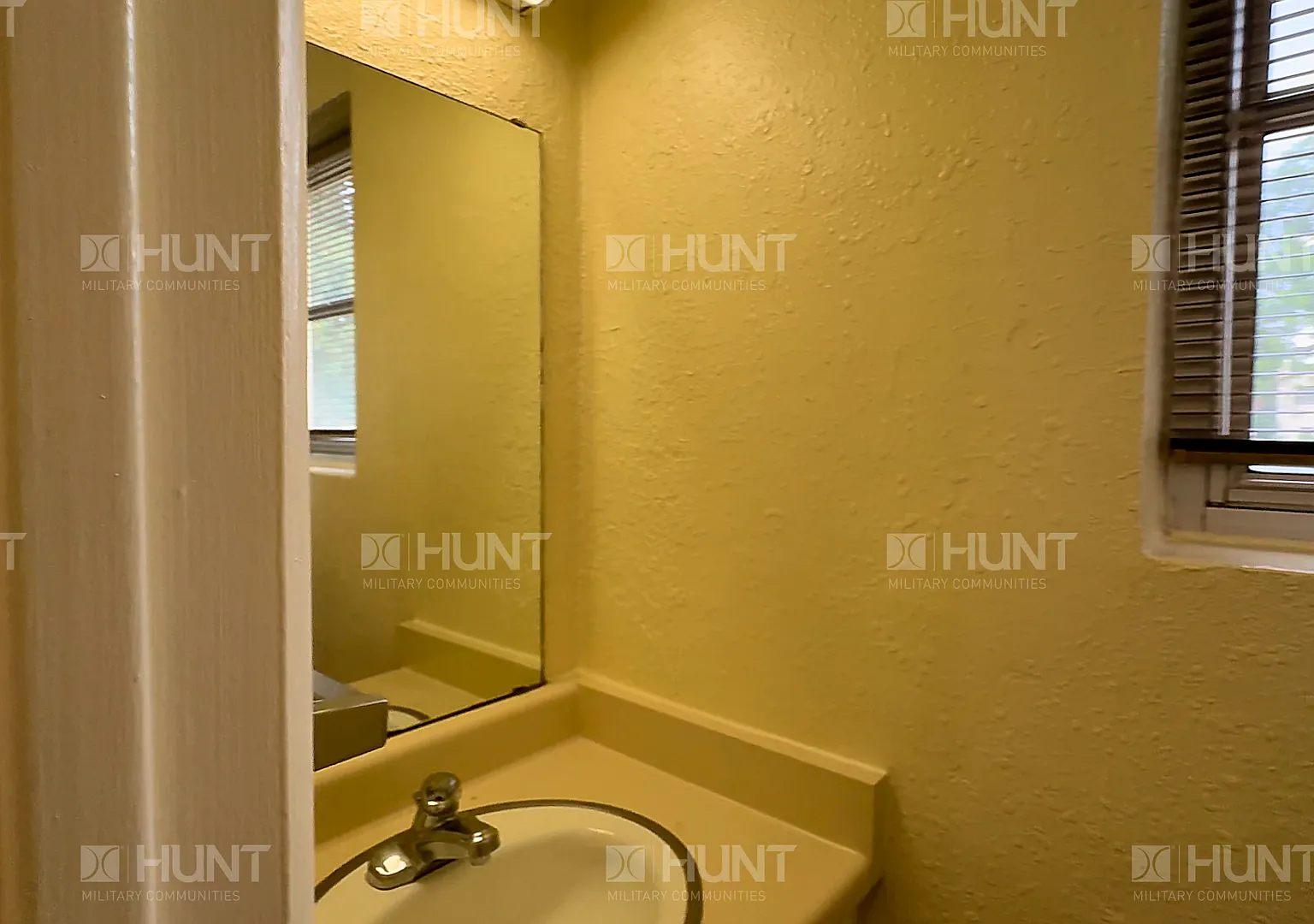 4 bed, 2.5 bath, 1969 sqft, $2,094 — Photo 4