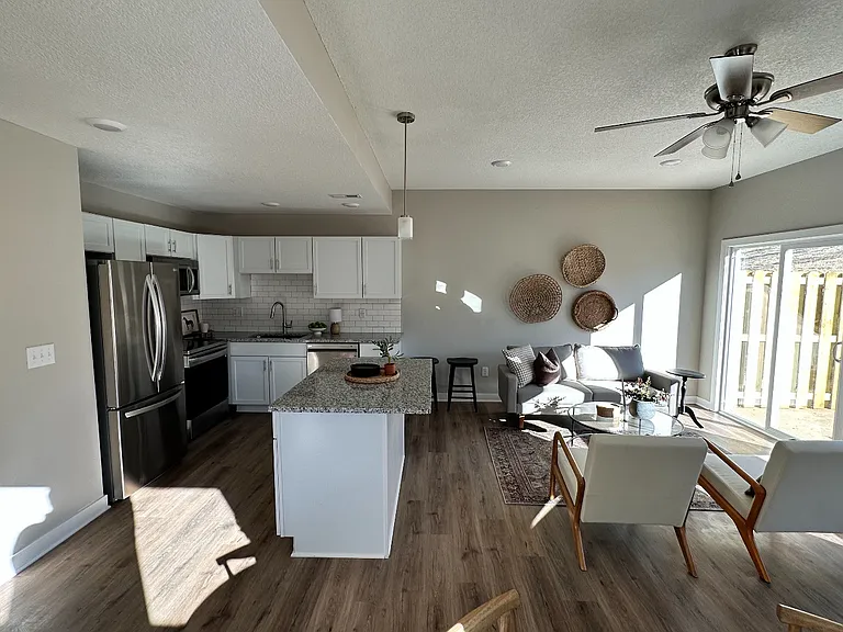 612 NW Fieldcrest Dr #A-J — Photo 2