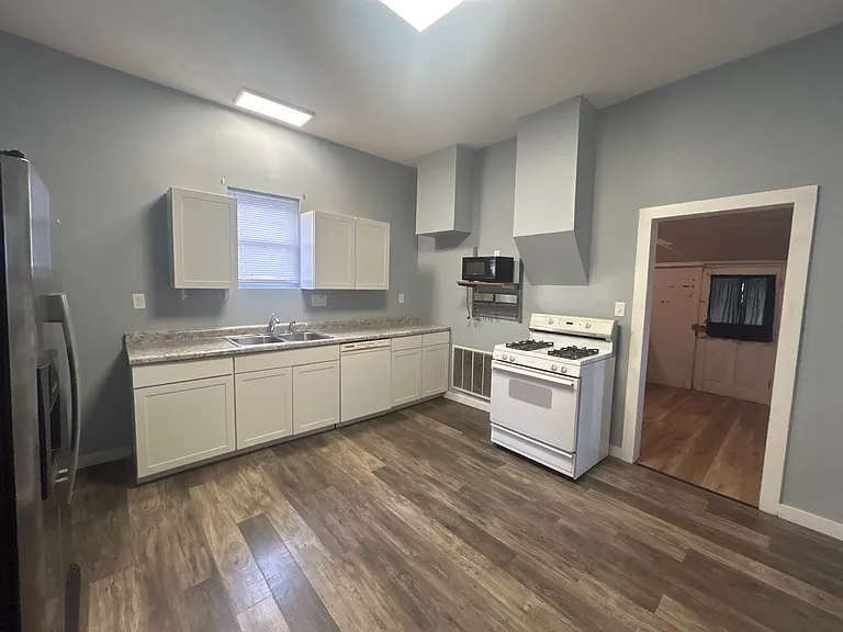 1427 Pearl St — Photo 17