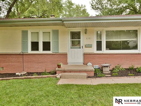 3rd image of 1203 Hillcrest Dr