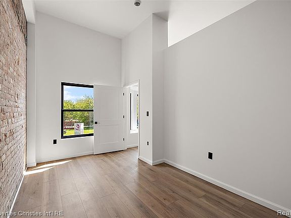 5th image of 9301 Oakland St #205