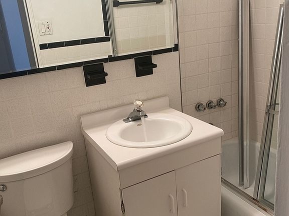 4th image of 330 E 46th St APT 10A