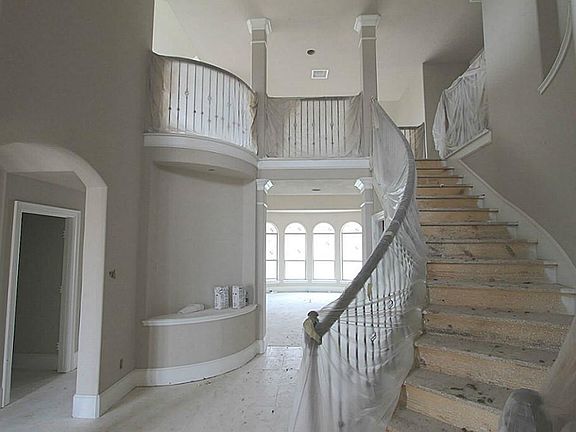 GRAND ENTRY WITH CURVED STAIRCASE