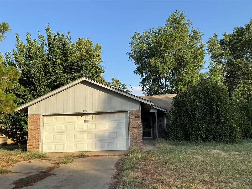 1st image of 926 W Churchill Way