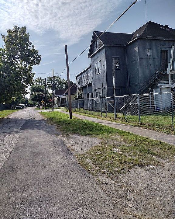 1st image of 113 N Live Oak St