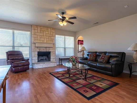 3rd image of 209 Oak Hollow Ln