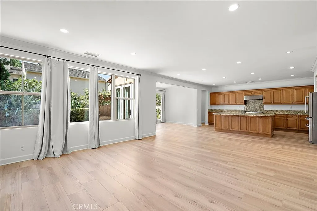 4 bed, 2619 sqft, $6,000 — Photo 2