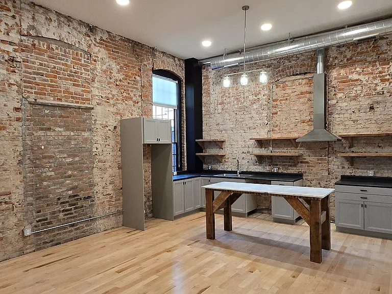 218 N Locust St #204 — Photo 1