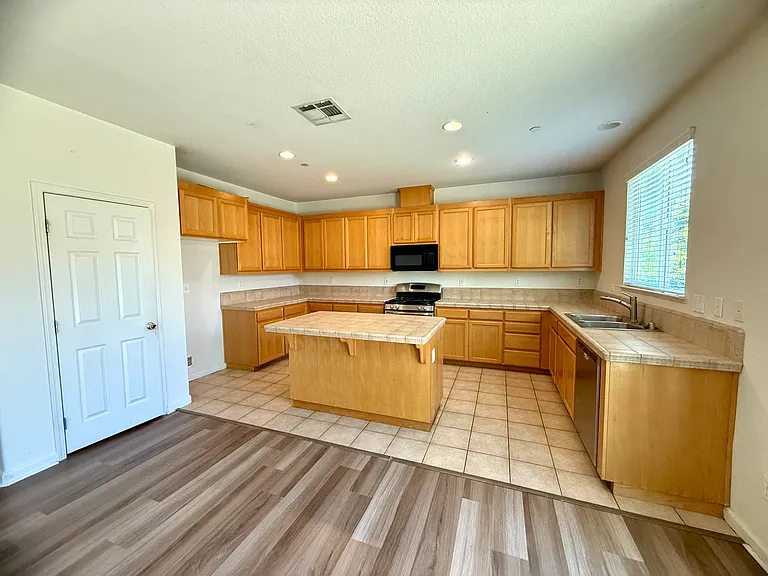 457 Effie Ct — Photo 6