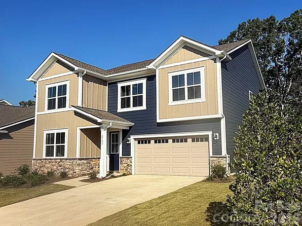 2700 Phoenix Ct, Gastonia, NC 28052