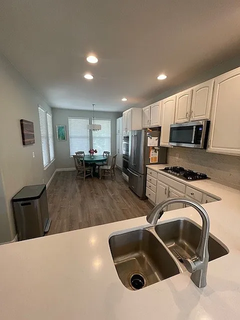 6 bed, 3292 sqft, $3,400 — Photo 3