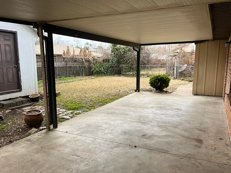 402 Thompson Dr — Photo 9