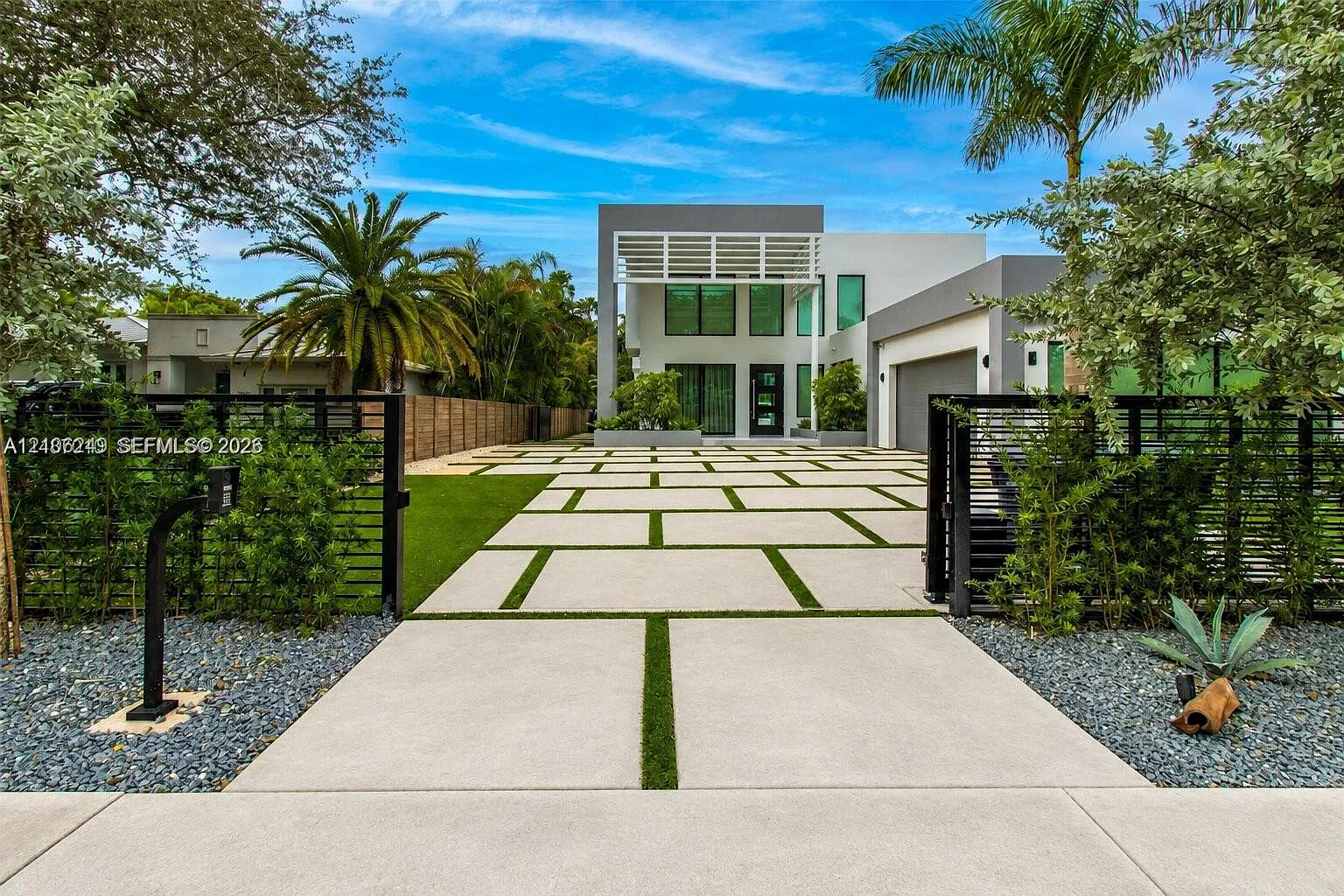 5 bed, 6.5 bath, 6040 sqft, $35,000 — Photo 1
