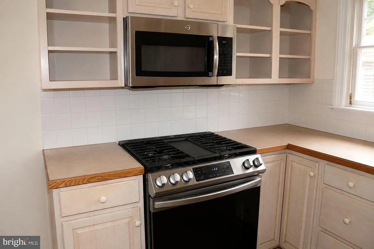 3 bed, 2.0 bath, 2030 sqft, $2,350 — Photo 3