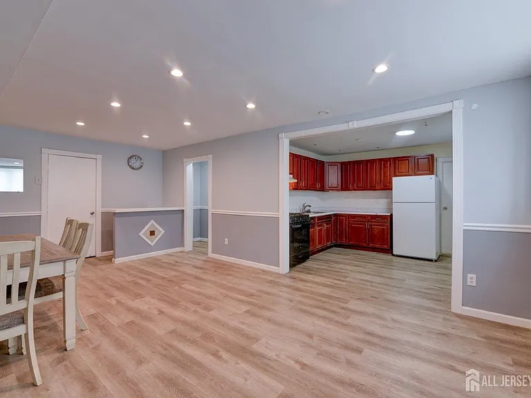 382 College Dr — Photo 4