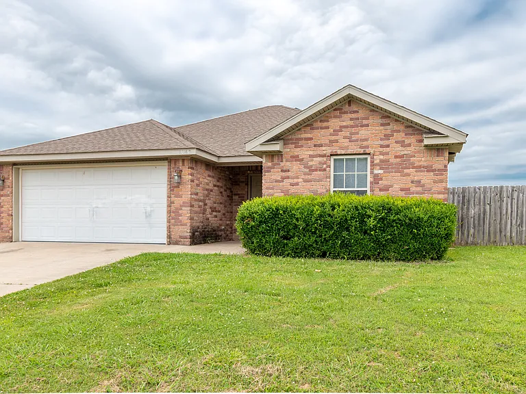 1040 Josie Kate Ln — Photo 1