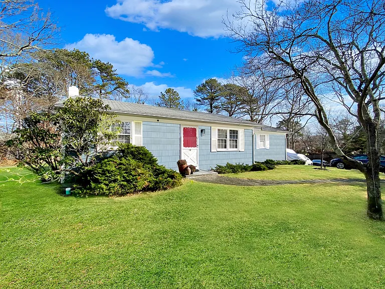 18 Old Riverhead Rd — Photo 14