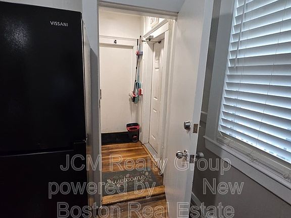 4th image of 196 Washington St