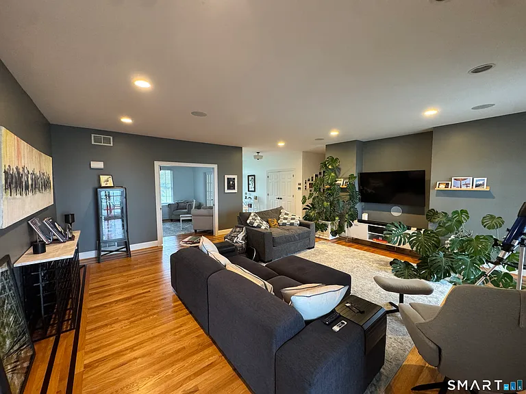 556 Hill St — Photo 4