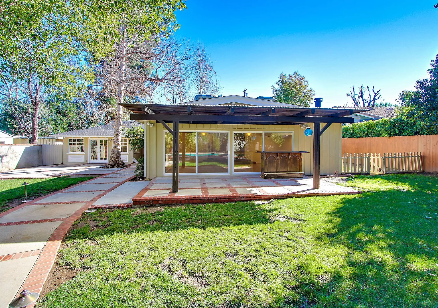 Entertainer's Delight! Gated Estate In Sought After College Acres! — Photo 3