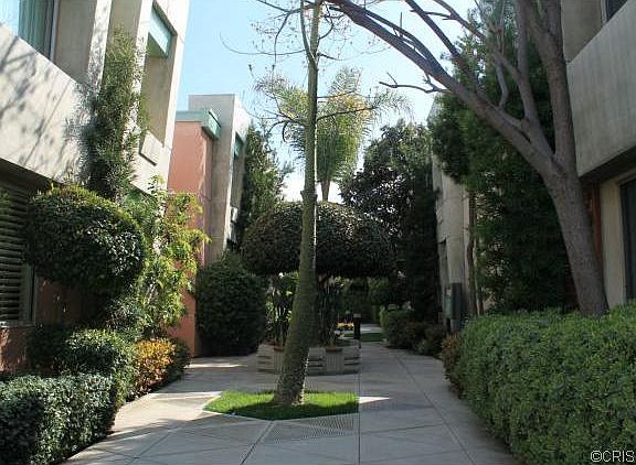 3rd image of 5301 Balboa Blvd Unit H2