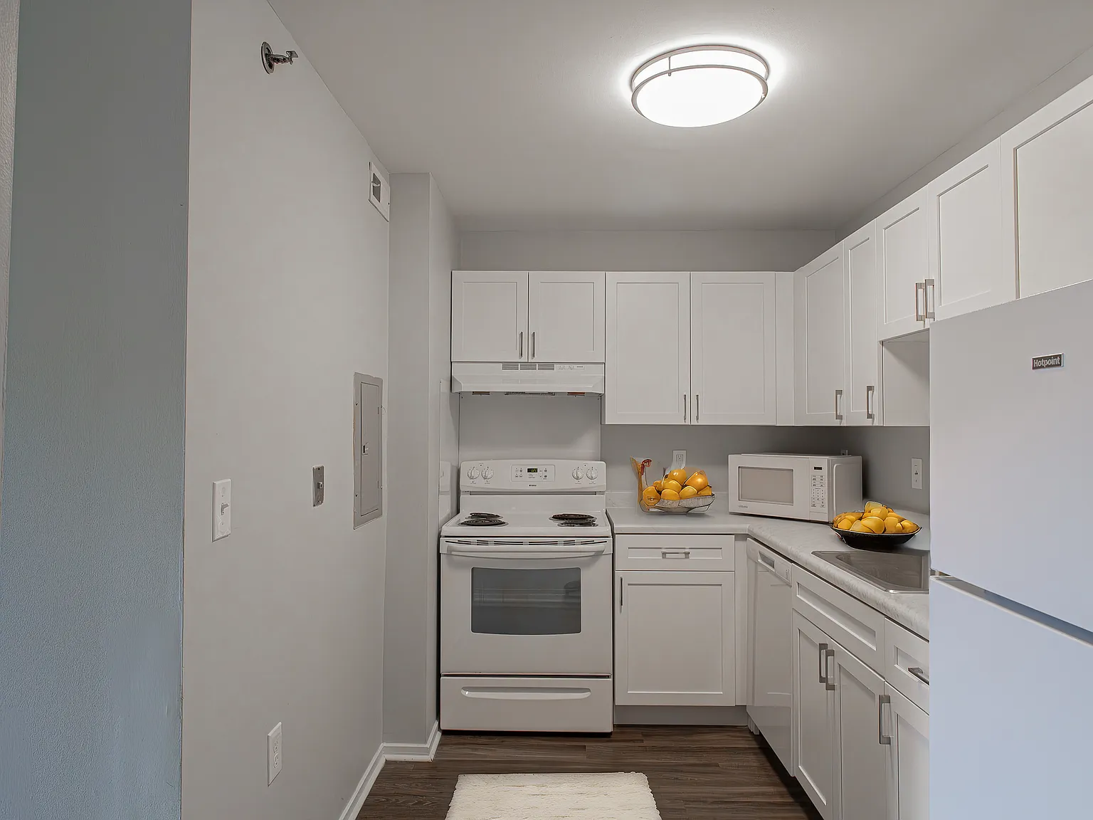 University Club Apartments — Photo 3