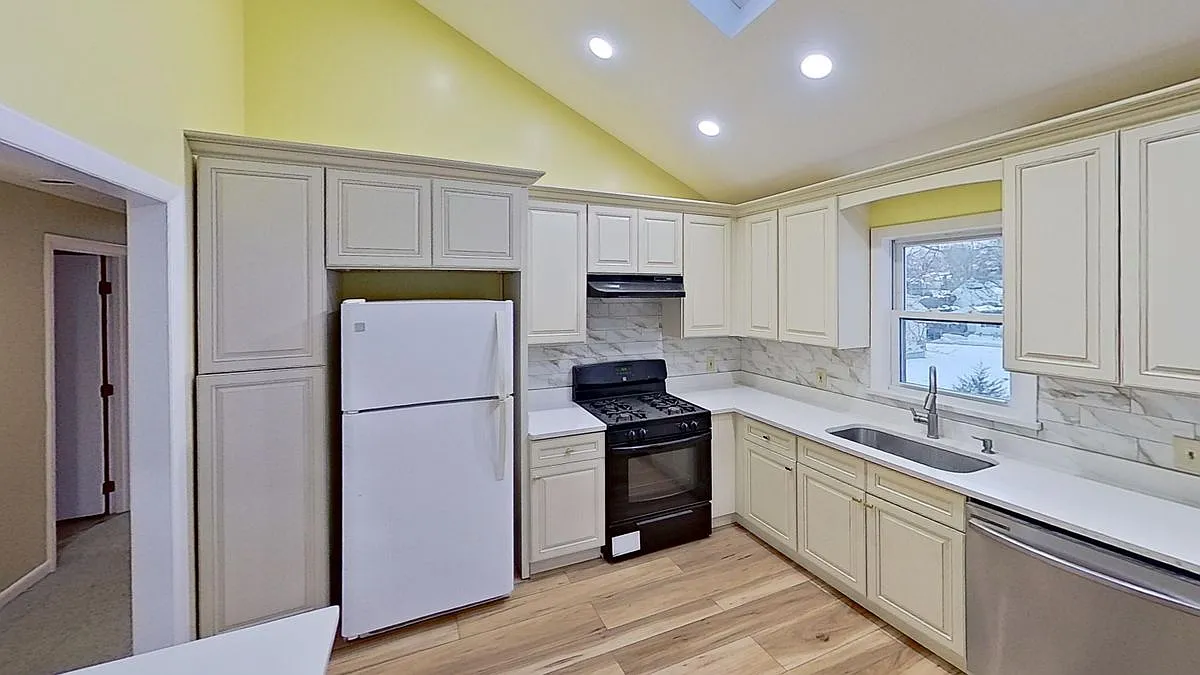 3 bed, 1.0 bath, 1200 sqft, $3,250 — Photo 2