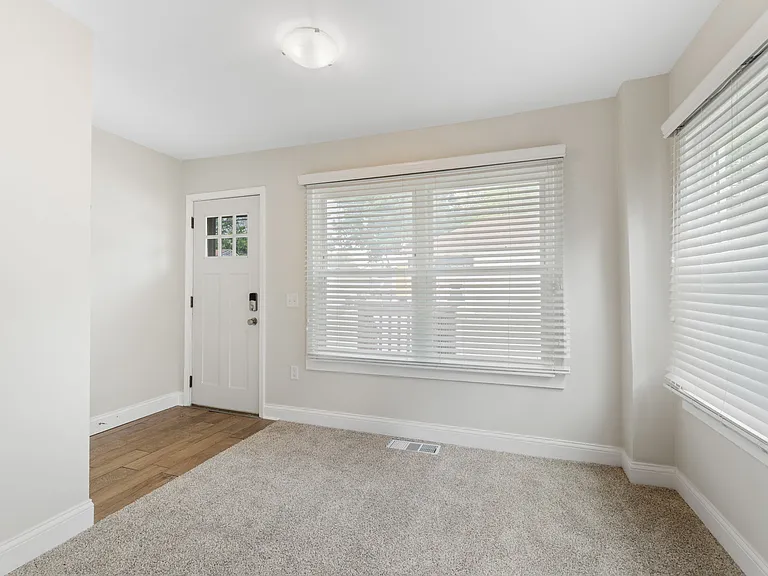 Flex room - office space/eating area/playroom