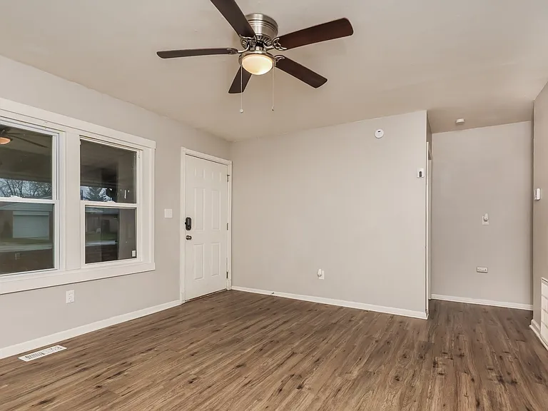 1514605_019_living_room_13417832.jpg