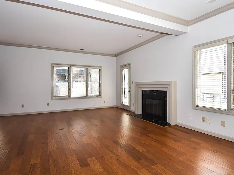4444 Lindell Blvd #7 — Photo 7