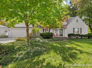 2764 Grandview Dr NW, Grand Rapids, MI 49504