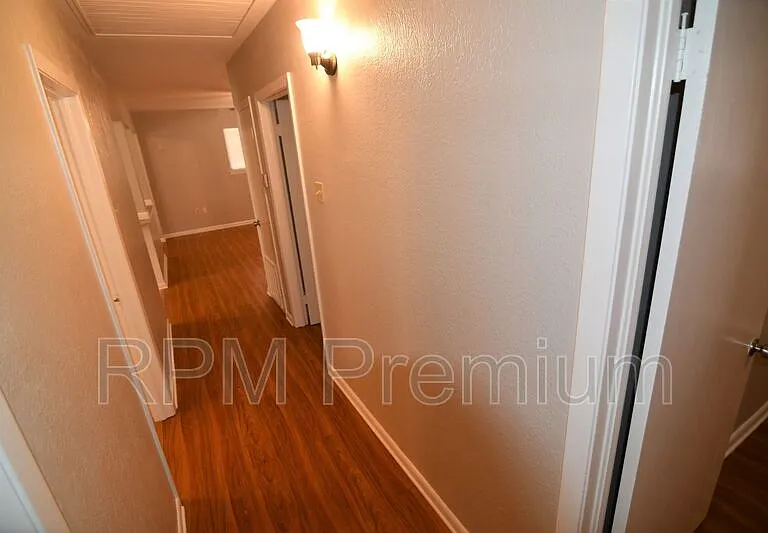 2424 Toledo St — Photo 12