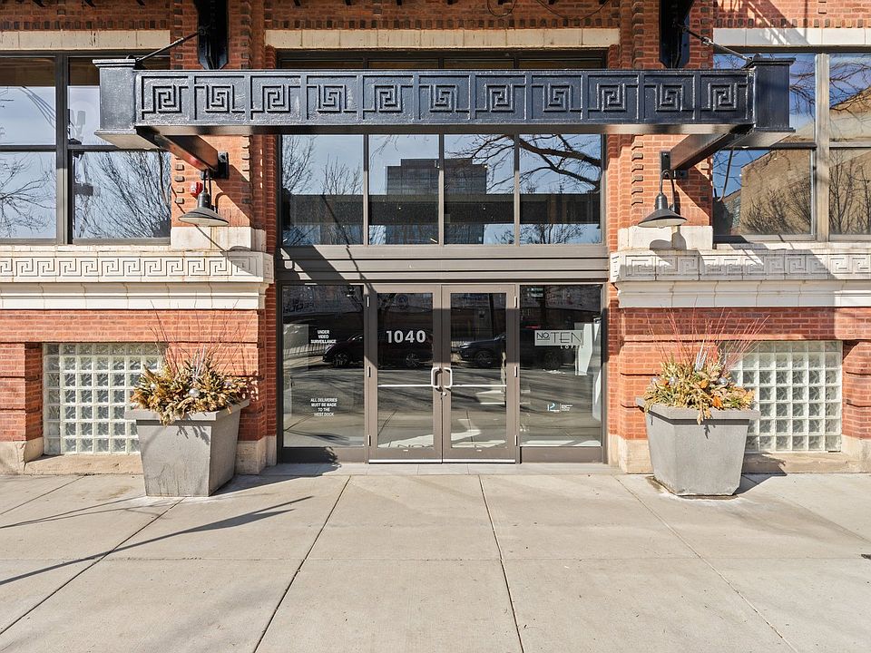 1st image of 1040 W Adams St Unit 122