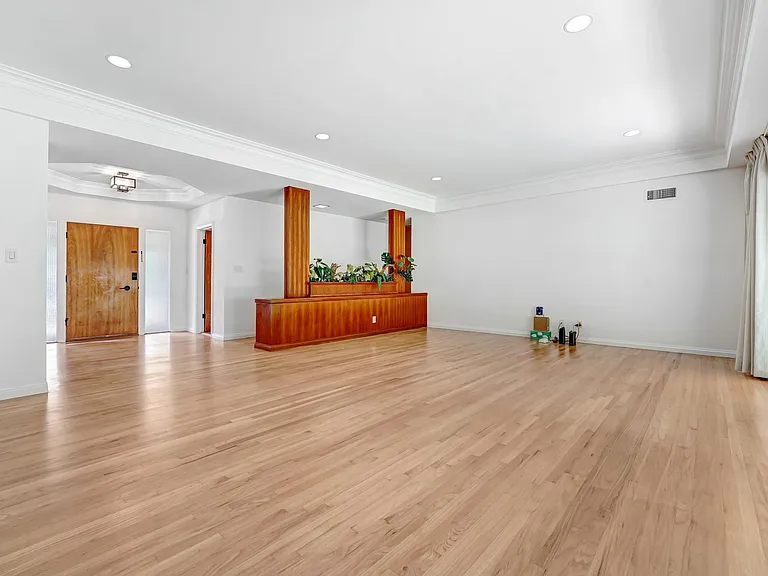 555 Amalfi Dr — Photo 12