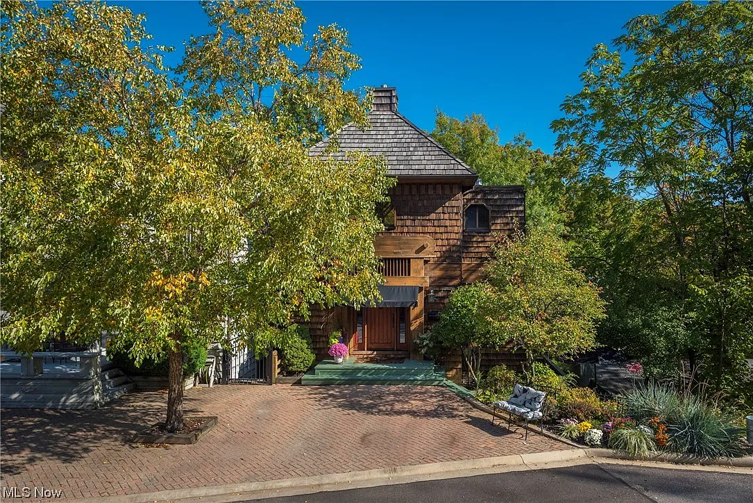 331 Riverdale Dr photo 1