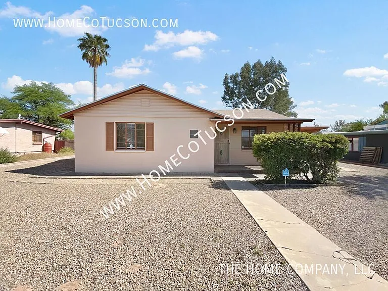 5452 E Linden St — Photo 1