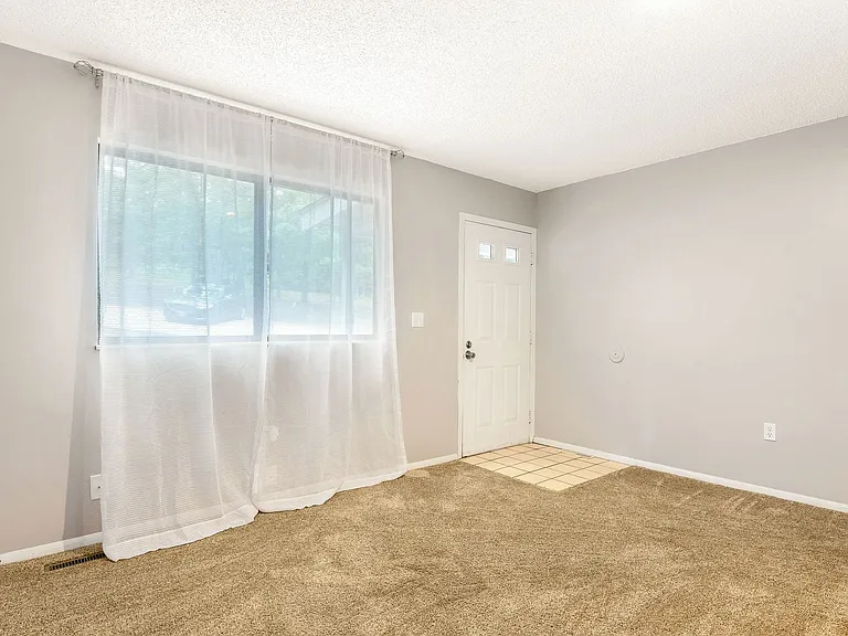 1318 Evergreen — Photo 12