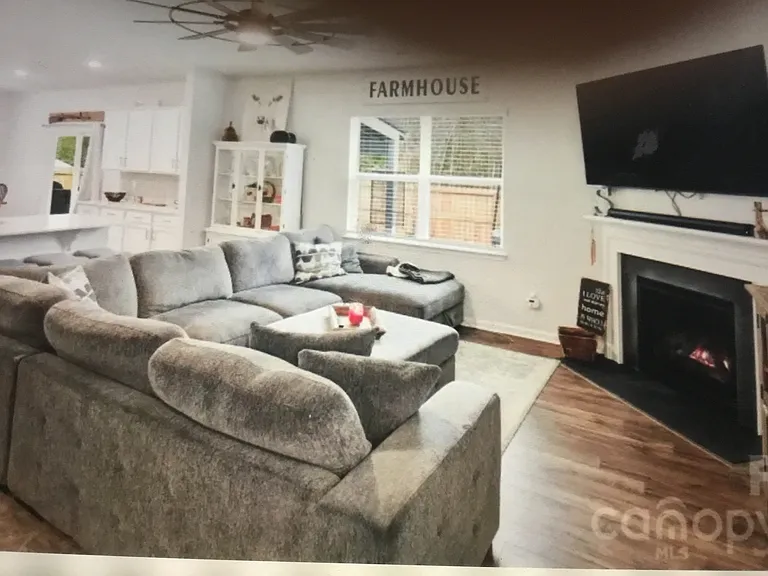 147 Ashelyn Park Dr — Photo 1