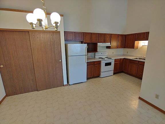 2nd image of 901-931 Owen St