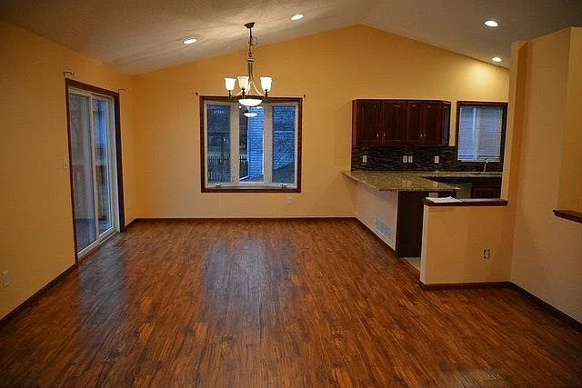 4 bed, 2700 sqft, $3,000 — Photo 2