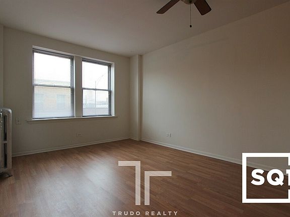 3rd image of 3933 N Clarendon Ave APT 106
