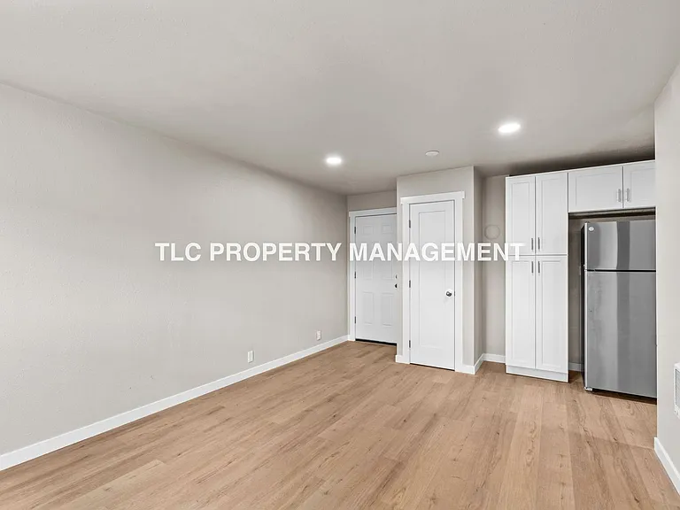 227 S 6th St — Photo 4