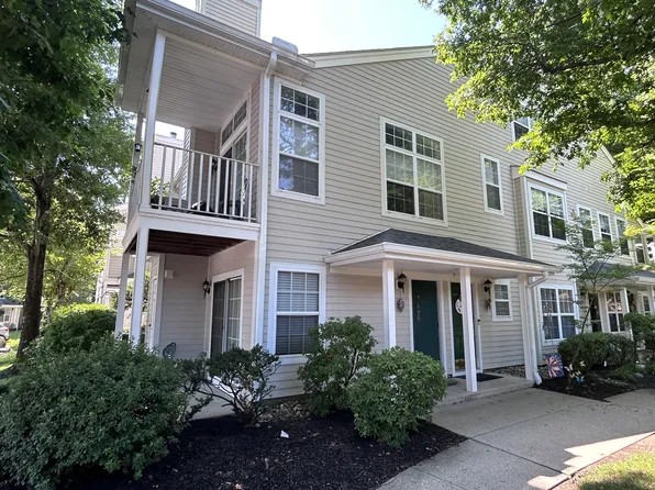 1076 Cambridge Ct, Mahwah, NJ 07430
